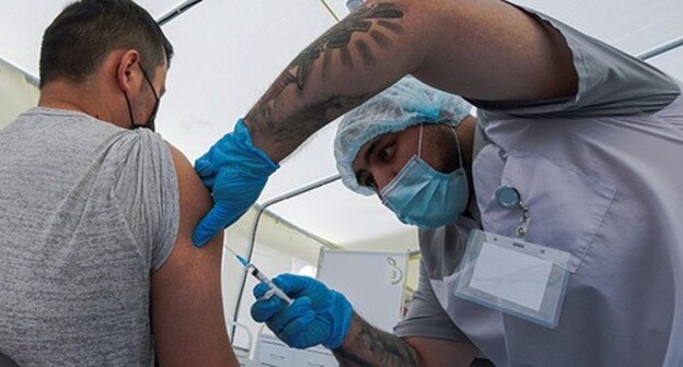 A doctor vaccinates a man. Photo: REUTERS/Tatyana Makeyeva A doctor vaccinates a man. Photo: REUTERS/Tatyana Makeyeva