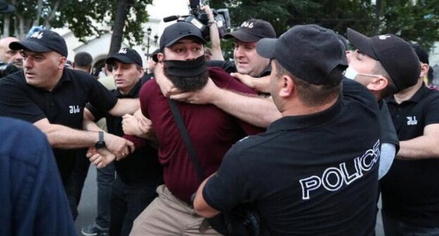 The police detain protesters during the clashes at the protest action against the gay parade in Tbilisi. July 5, 2021. Photo: REUTERS/Irakli Gedenidze The police detain protesters during the clashes at the protest action against the gay parade in Tbilisi. July 5, 2021. Photo: REUTERS/Irakli Gedenidze