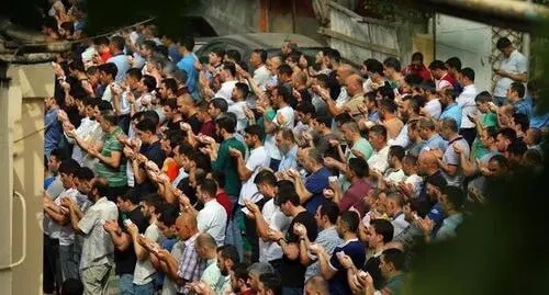 Believers praying in the yard of the Meshadi Dadash Mosque, 2019, Baku. Photo by Aziz Karimov for the Caucasian Knot Believers praying in the yard of the Meshadi Dadash Mosque, 2019, Baku. Photo by Aziz Karimov for the Caucasian Knot