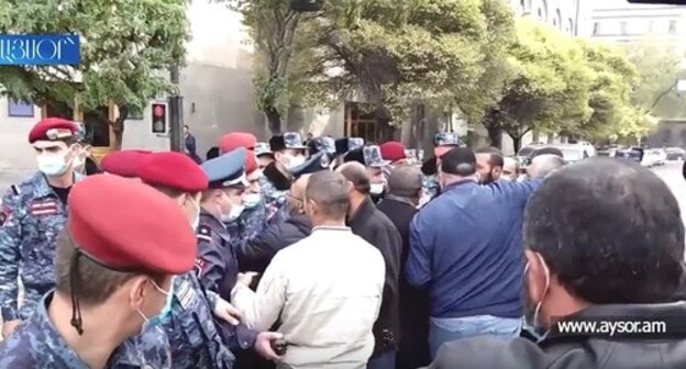 Yerevan protesters from among relatives of the dead and missing Armenian soldiers. Screenshot of the video https://www.aysor.am/ru/ Yerevan protesters from among relatives of the dead and missing Armenian soldiers. Screenshot of the video https://www.aysor.am/ru/