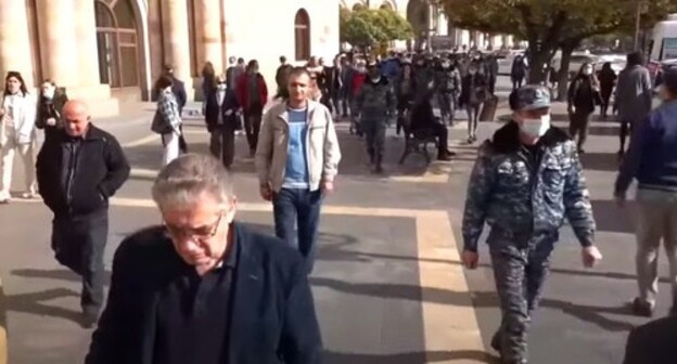 Participants of protest rally in Yerevan, November 8, 2021. Screenshot: NEWS AM https://www.youtube.com/watch?v=KxhkVXaewYY Participants of protest rally in Yerevan, November 8, 2021. Screenshot: NEWS AM https://www.youtube.com/watch?v=KxhkVXaewYY