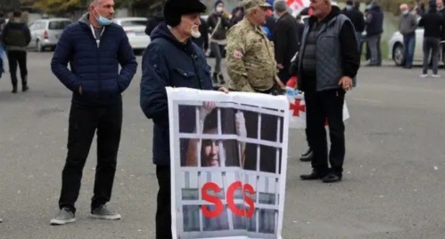 A protester with a poster depicting Saakashvili looking out of the prison window. November 6, 2021. Photo by Inna Kukudzhanova for the Caucasian Knot A protester with a poster depicting Saakashvili looking out of the prison window. November 6, 2021. Photo by Inna Kukudzhanova for the Caucasian Knot