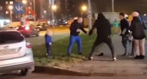 A group of young people attacks a man with a small child. Screenshot: https://ren.tv/news/kriminal/899666-sk-izbivshie-ottsa-v-novoi-moskve-sozdali-ugrozu-zhizni-ego-rebenku A group of young people attacks a man with a small child. Screenshot: https://ren.tv/news/kriminal/899666-sk-izbivshie-ottsa-v-novoi-moskve-sozdali-ugrozu-zhizni-ego-rebenku