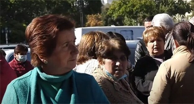 A protest action by Karabakh refugees at the building of the Armenian government. Yerevan, October 2021. Screenshot: NEWSam Channel2; https://www.youtube.com/watch?v=gzuMutaGzNY" title= A protest action by Karabakh refugees at the building of the Armenian government. Yerevan, October 2021. Screenshot: NEWSam Channel2; https://www.youtube.com/watch?v=gzuMutaGzNY" title=