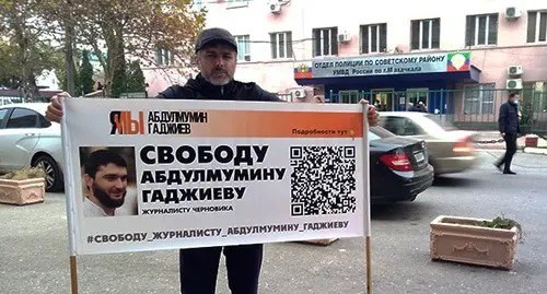 Salim Khalitov continues a picket outside the police station, where journalist Magomed Magomedov was taken on November 15, 2021. Photo by Rasul Magomedov Salim Khalitov continues a picket outside the police station, where journalist Magomed Magomedov was taken on November 15, 2021. Photo by Rasul Magomedov