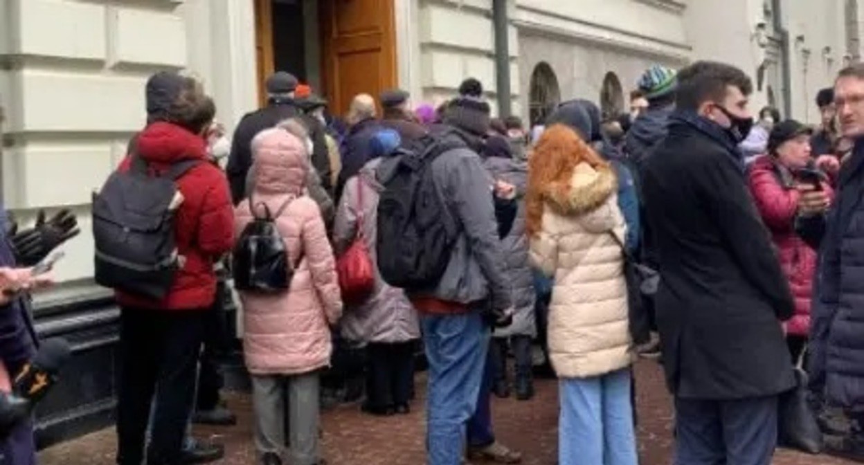 People wishing to attend an open meeting on the claim of the Prosecutor General's Office on the liquidation of the "International Memorial" in the Supreme Court of Russia. Screenshot: https://t.me/polniypc/282 People wishing to attend an open meeting on the claim of the Prosecutor General's Office on the liquidation of the "International Memorial" in the Supreme Court of Russia. Screenshot: https://t.me/polniypc/282