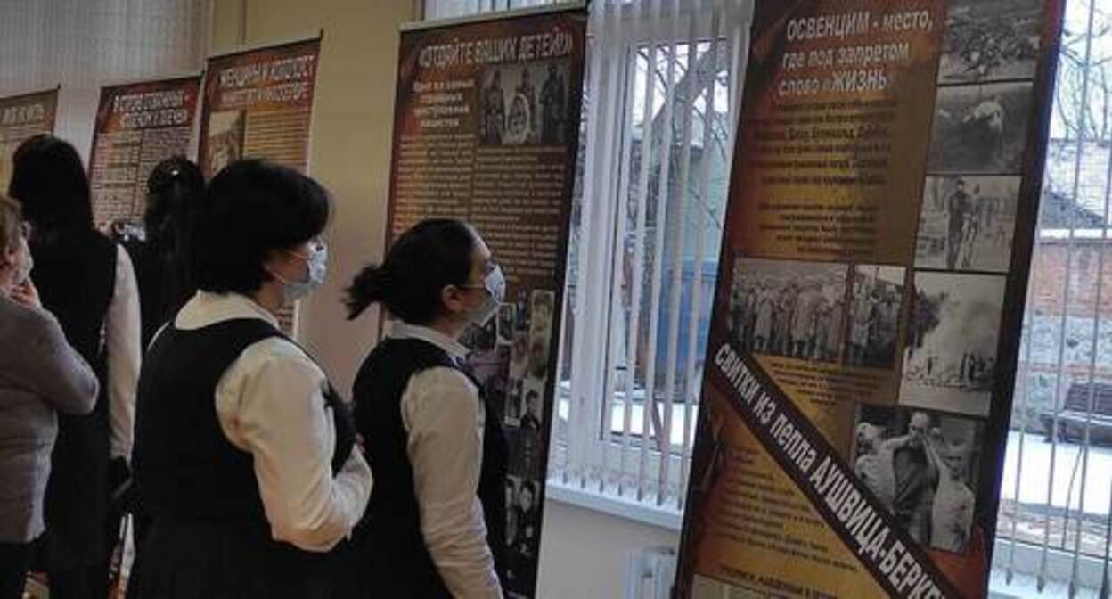 Visitors to the exhibition dedicated to the Holocaust Victims' Remembrance Day in Vladikavkaz. Photo by Emma Marzoeva for the "Caucasian Knot" Visitors to the exhibition dedicated to the Holocaust Victims' Remembrance Day in Vladikavkaz. Photo by Emma Marzoeva for the "Caucasian Knot"