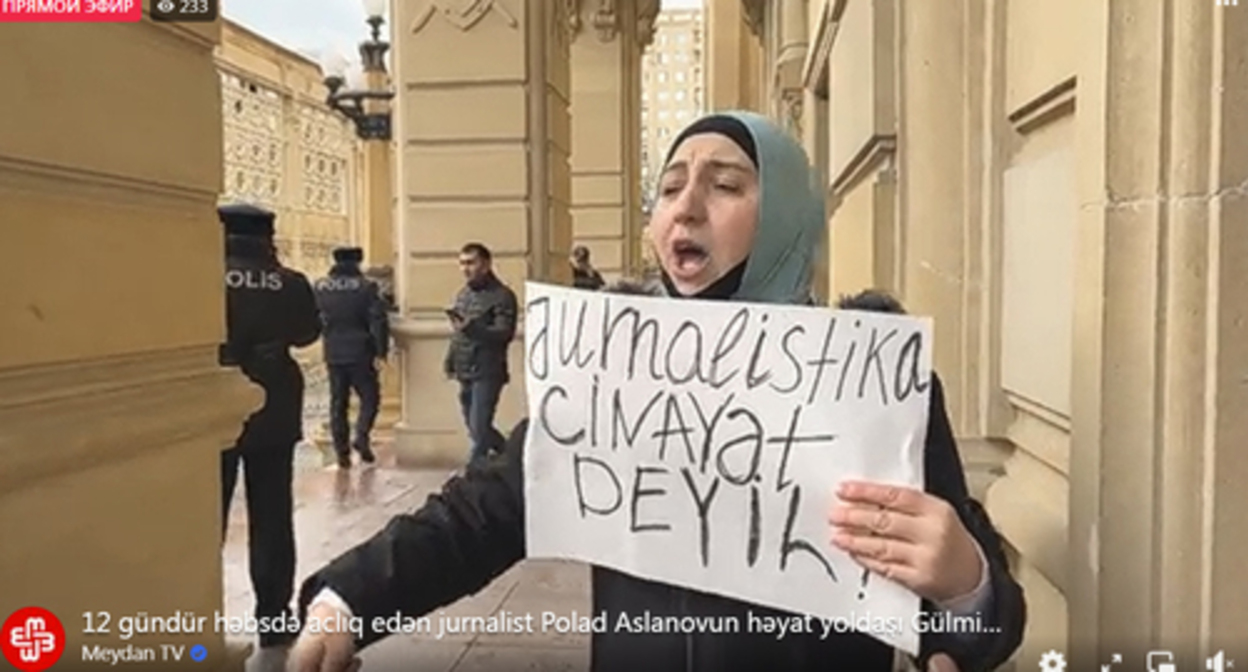 The wife of the convicted journalist Polad Aslanova went to a picket near the building of the Prosecutor General's Office of Azerbaijan. Screenshot: https://www.facebook.com/MeydanTelevision/videos/2434785536658608 The wife of the convicted journalist Polad Aslanova went to a picket near the building of the Prosecutor General's Office of Azerbaijan. Screenshot: https://www.facebook.com/MeydanTelevision/videos/2434785536658608