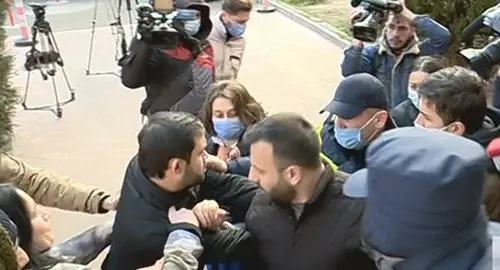 Protesters in Tbilisi demand not to increase electricity tariffs. Screenshot: https://rustavi2.ge/ka/news/219583 Protesters in Tbilisi demand not to increase electricity tariffs. Screenshot: https://rustavi2.ge/ka/news/219583