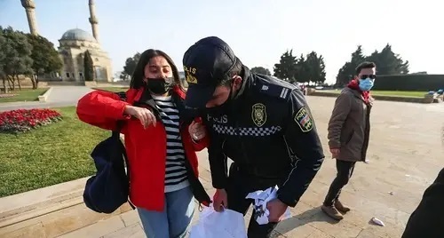 A police officer took a poster from a participant of a journalists' rally in Baku, December 2021. Photo by Aziz Karimov for the Caucasian Knot A police officer took a poster from a participant of a journalists' rally in Baku, December 2021. Photo by Aziz Karimov for the Caucasian Knot