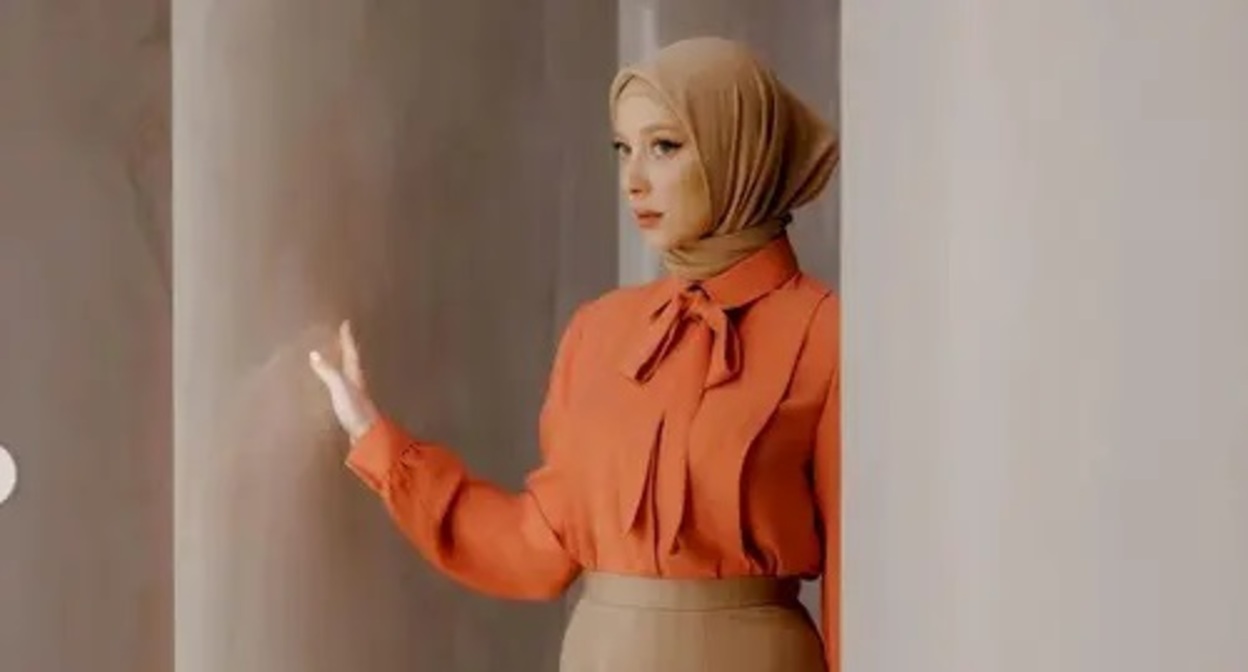 A model demonstrates clothes of the Firdaws Fashion House. Screenshot: https://www.instagram.com/p/CYy8jaUKVJo/ A model demonstrates clothes of the Firdaws Fashion House. Screenshot: https://www.instagram.com/p/CYy8jaUKVJo/