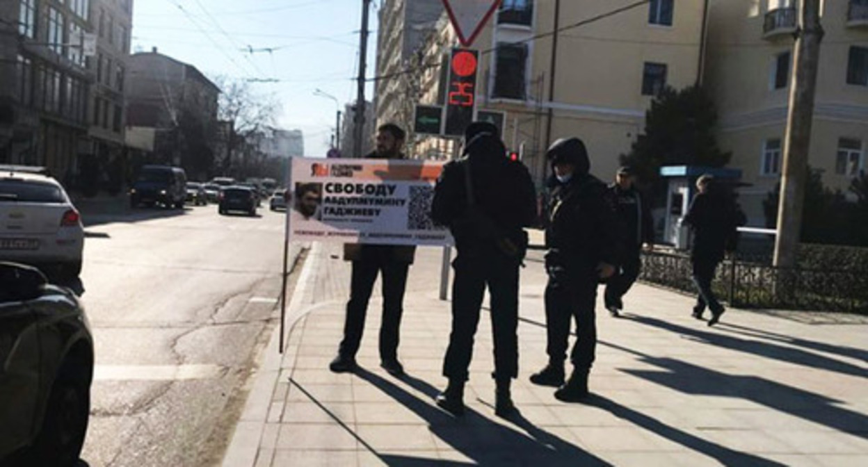 Picket in support of Abdulmumin Gadjiev. Makhachka, January 31, 2022 Photo: Ruslan Isaev https://doshdu.com Picket in support of Abdulmumin Gadjiev. Makhachka, January 31, 2022 Photo: Ruslan Isaev https://doshdu.com