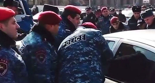Police officers detain participants of the action against the increase in OSAGO tariffs. Yerevan, January 31, 2022. Screenshot: https://www.youtube.com/watch?v=X13xG-KZ0W4 Police officers detain participants of the action against the increase in OSAGO tariffs. Yerevan, January 31, 2022. Screenshot: https://www.youtube.com/watch?v=X13xG-KZ0W4