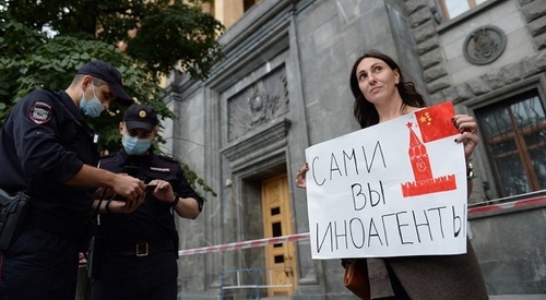 Participant of the action against laws on foreign agents, Moscow, August 2021. Screenshot of vido reportage made by the Dozhd TV channel: www.youtube.com/watch?v=X6fabOiPr64 Participant of the action against laws on foreign agents, Moscow, August 2021. Screenshot of vido reportage made by the Dozhd TV channel: www.youtube.com/watch?v=X6fabOiPr64