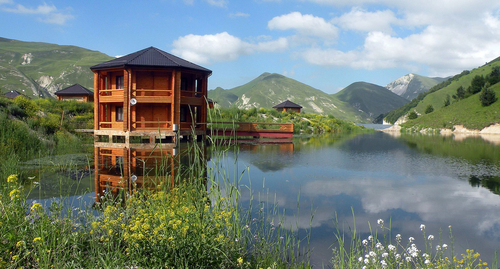 Sports and tourist complex Kezenoy-Am. Photo: Grichany https://commons.wikimedia.org/wiki/Category:Lake_Kezanoiam Sports and tourist complex Kezenoy-Am. Photo: Grichany https://commons.wikimedia.org/wiki/Category:Lake_Kezanoiam