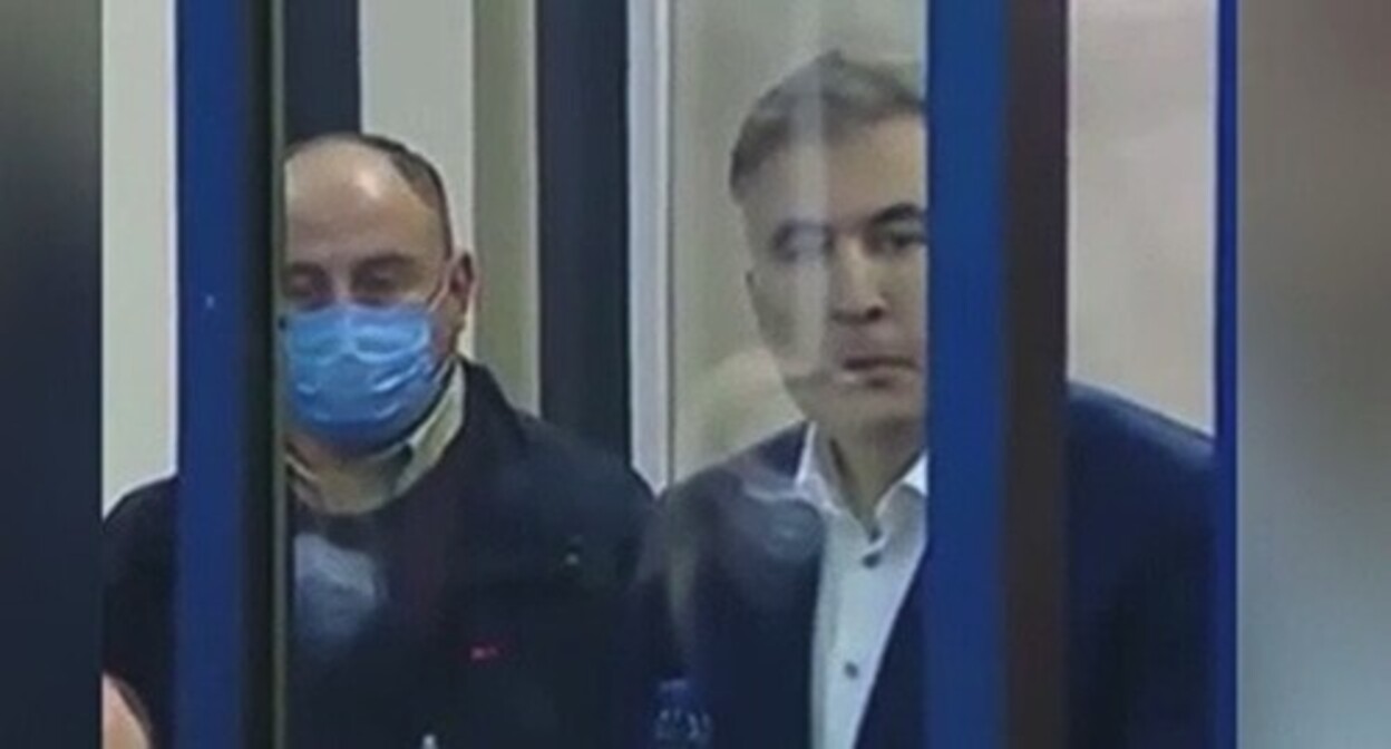 Mikhail Saakashvili in a courtroom. Screenshot: REN TV https://ren.tv/news/v-mire/909370-saakashvili-iz-zala-suda-prizval-storonnikov-prodolzhat-protesty Mikhail Saakashvili in a courtroom. Screenshot: REN TV https://ren.tv/news/v-mire/909370-saakashvili-iz-zala-suda-prizval-storonnikov-prodolzhat-protesty