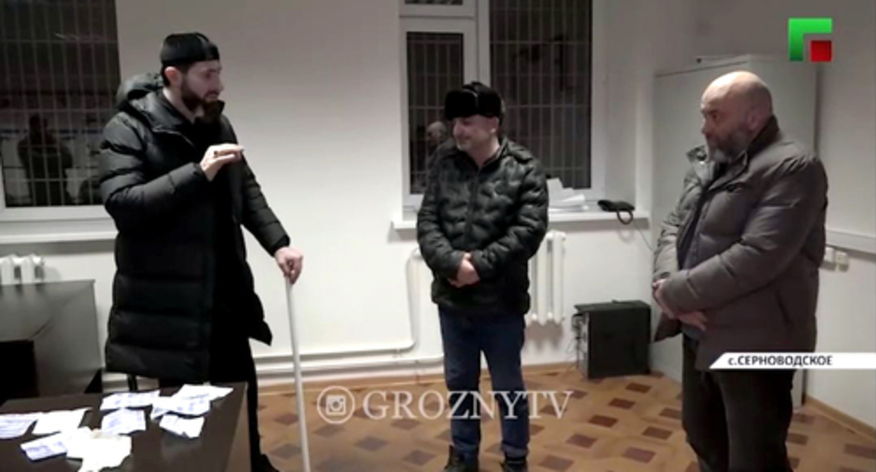 Head of the Center for Islamic Medicine Adam Elzhurkaev (left) and residents of Chechnya who turned to the healer. Screenshot: ChGTRK ‘Grozny’ Head of the Center for Islamic Medicine Adam Elzhurkaev (left) and residents of Chechnya who turned to the healer. Screenshot: ChGTRK ‘Grozny’