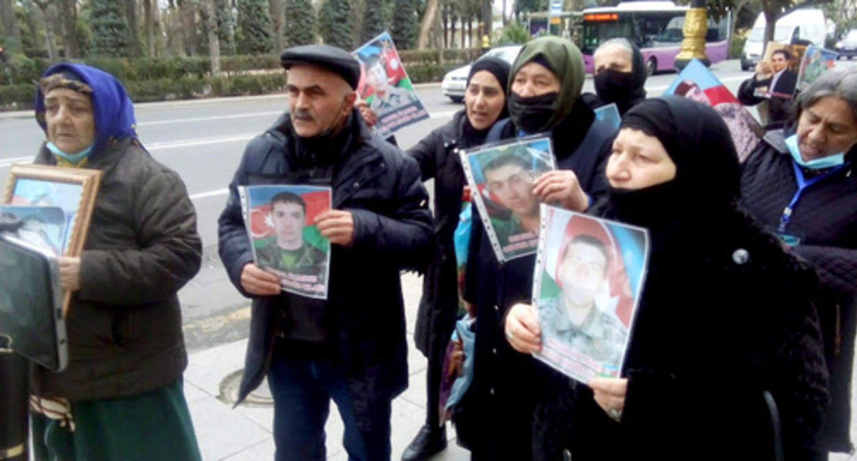 Relatives of the dead soldiers near the building of the presidential administration of Azerbaijan. Photo by Kyamal Ali for the Caucasian Knot Relatives of the dead soldiers near the building of the presidential administration of Azerbaijan. Photo by Kyamal Ali for the Caucasian Knot