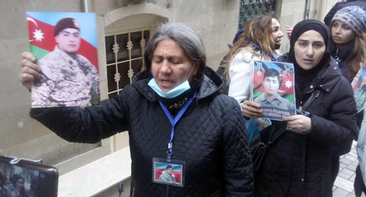 Relatives of the dead soldiers near the building of the presidential administration of Azerbaijan. Photo by Kyamal Ali for the Caucasian Knot Relatives of the dead soldiers near the building of the presidential administration of Azerbaijan. Photo by Kyamal Ali for the Caucasian Knot