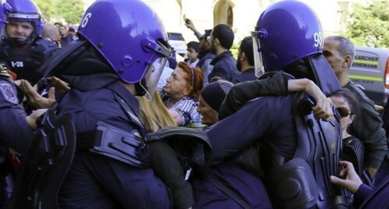 Law enforcers during a protest rally in Baku. Photo by Aziz Karimov for the Caucasian Knot Law enforcers during a protest rally in Baku. Photo by Aziz Karimov for the Caucasian Knot