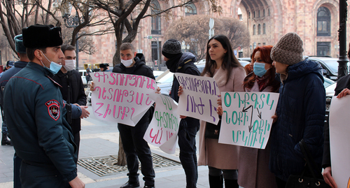 Participants in a protest action demanding to ban construction on the territory of the chemical center. Photo by Tigran Petrosyan for the Caucasian Knot Participants in a protest action demanding to ban construction on the territory of the chemical center. Photo by Tigran Petrosyan for the Caucasian Knot
