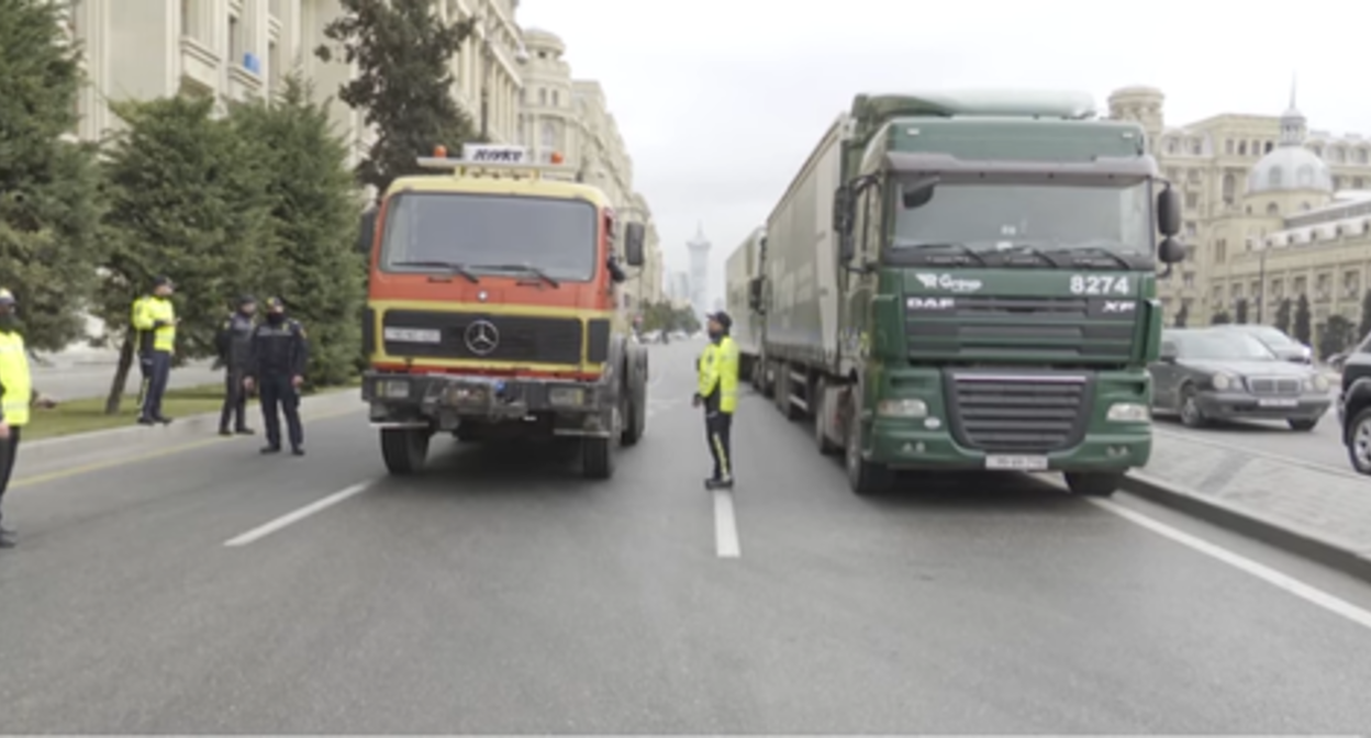 Drivers hold a protest action in Baku. Screenshot: REAL TV https://www.youtube.com/watch?v=NSnED0wYNUA Drivers hold a protest action in Baku. Screenshot: REAL TV https://www.youtube.com/watch?v=NSnED0wYNUA