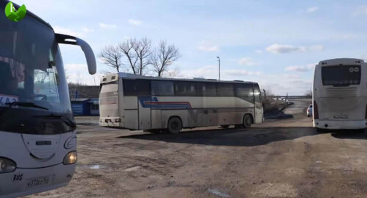 Buses with the refugees from Donbass in Rostov Region. February 19, 2022. Screenshot of the video by the "Caucasian Knot" Buses with the refugees from Donbass in Rostov Region. February 19, 2022. Screenshot of the video by the "Caucasian Knot"