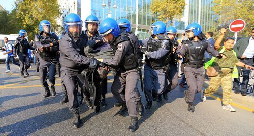 The detention of an activist in Baku. Photo by Aziz Karimov for the "Caucasian Knot" The detention of an activist in Baku. Photo by Aziz Karimov for the "Caucasian Knot"