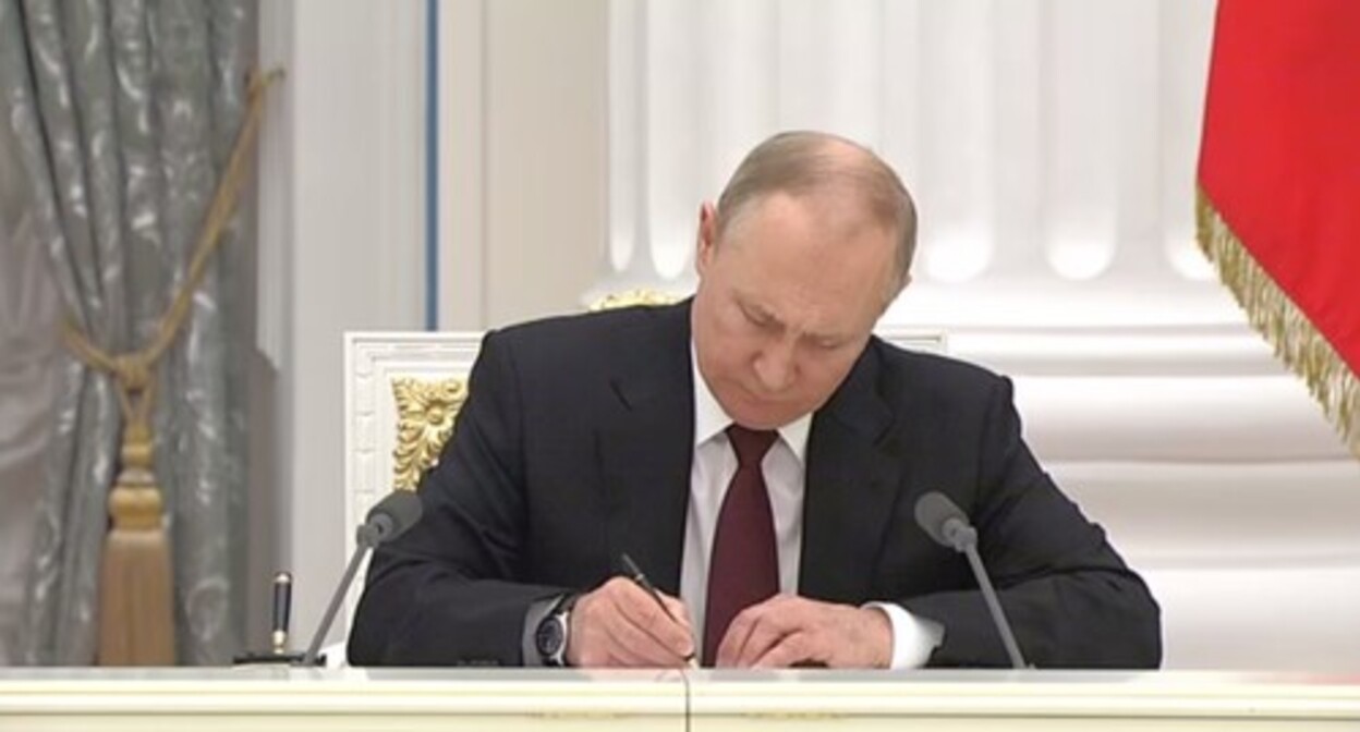 Vladimir Putin signs decrees to recognize the independence of the LPR and DPR. Screenshot of the video http://kremlin.ru/events/president/news/67829 Vladimir Putin signs decrees to recognize the independence of the LPR and DPR. Screenshot of the video http://kremlin.ru/events/president/news/67829