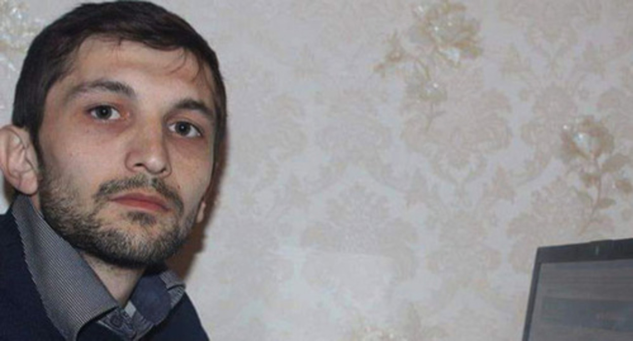Polad Aslanov. Screenshot https://doshdu.com/osuzhdennyj-azerbajdzhanskij-zhurnalist-podvergaetsja-davleniju-i-izoljacii-v-tjurme/ Polad Aslanov. Screenshot https://doshdu.com/osuzhdennyj-azerbajdzhanskij-zhurnalist-podvergaetsja-davleniju-i-izoljacii-v-tjurme/