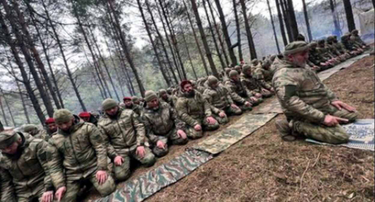 Law enforcers from Chechnya during a prayer. Screenshot of the video footage from the aircraft posted on the page ya_pomoshnik_kra_95 on Instаgram https://www.instagram.com/stories/ya_pomoshnik_kra_95/2780830250071916392/ Law enforcers from Chechnya during a prayer. Screenshot of the video footage from the aircraft posted on the page ya_pomoshnik_kra_95 on Instаgram https://www.instagram.com/stories/ya_pomoshnik_kra_95/2780830250071916392/