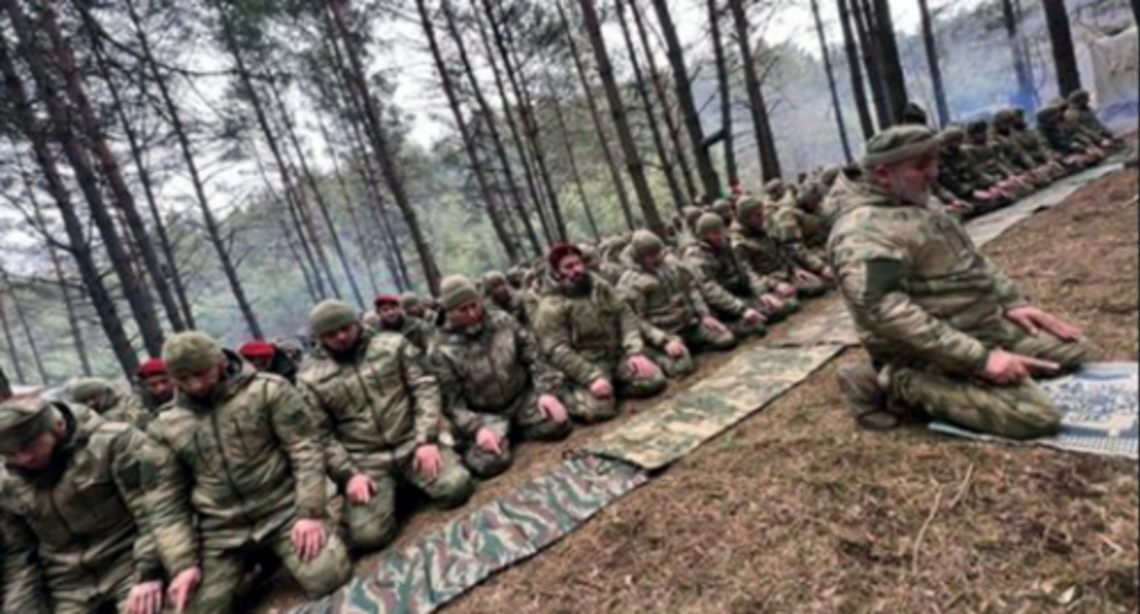 Law enforcers from Chechnya during a prayer. Screenshot of the video footage from the aircraft posted on the page ya_pomoshnik_kra_95 on Instаgram https://www.instagram.com/stories/ya_pomoshnik_kra_95/2780830250071916392/ Law enforcers from Chechnya during a prayer. Screenshot of the video footage from the aircraft posted on the page ya_pomoshnik_kra_95 on Instаgram https://www.instagram.com/stories/ya_pomoshnik_kra_95/2780830250071916392/