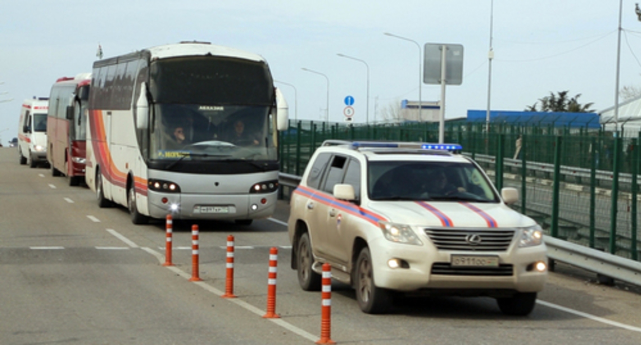 Abkhazian rescuers met 90 refugees from Donbass at the Russian border. Photo by the press service of the Ministry of Emergency Situations of Abkhazia https://www.mchsra.info/novosti/item/2112-bezhentsy-iz-dnr-i-lnr-budut-dostavleny-v-abkhaziyu-sotrudnikami-mchs Abkhazian rescuers met 90 refugees from Donbass at the Russian border. Photo by the press service of the Ministry of Emergency Situations of Abkhazia https://www.mchsra.info/novosti/item/2112-bezhentsy-iz-dnr-i-lnr-budut-dostavleny-v-abkhaziyu-sotrudnikami-mchs