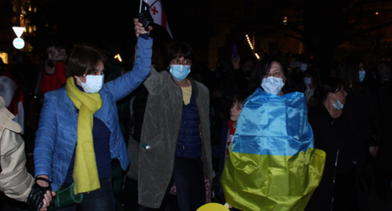 Participants of an action in support of Ukraine in Tbilisi. Photo by Inna Kukudzhanova for the Caucasian Knot Participants of an action in support of Ukraine in Tbilisi. Photo by Inna Kukudzhanova for the Caucasian Knot
