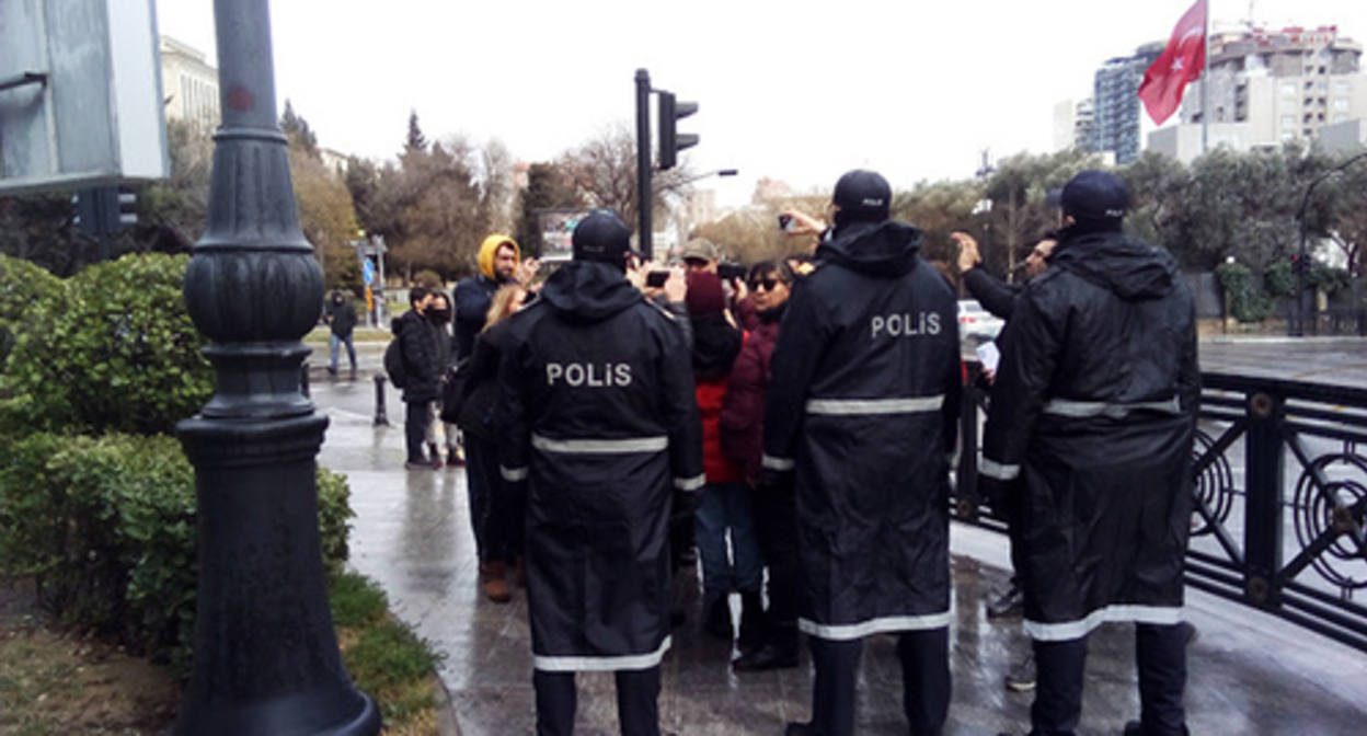 Police stand near participants of an action the Russian Embassy in Baku, March 4, 2022. Photo by Kyamal Ali for the Caucasian Knot Police stand near participants of an action the Russian Embassy in Baku, March 4, 2022. Photo by Kyamal Ali for the Caucasian Knot