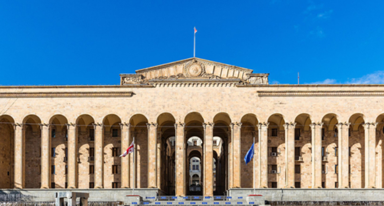 Government of Georgia. Photo: Diego Delso https://ru.wikipedia.org/wiki/Здание_парламента_Грузии_(Тбилиси) Government of Georgia. Photo: Diego Delso https://ru.wikipedia.org/wiki/Здание_парламента_Грузии_(Тбилиси)
