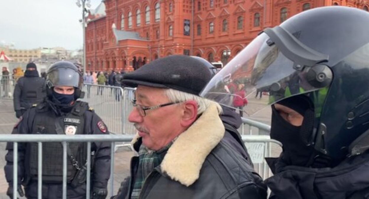 The detention of Oleg Orlov in Moscow on March 6, 2022. Screenshot of the video on the Telegram channel of the Human Rights Centre "Memorial" https://t.me/polniypc/1992 The detention of Oleg Orlov in Moscow on March 6, 2022. Screenshot of the video on the Telegram channel of the Human Rights Centre "Memorial" https://t.me/polniypc/1992