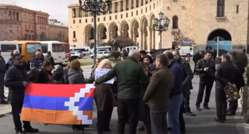 Participants of a rally in Yerevan at the government building, March 2022. Screenshot: https://armeniatoday.news/society/438143/ Participants of a rally in Yerevan at the government building, March 2022. Screenshot: https://armeniatoday.news/society/438143/