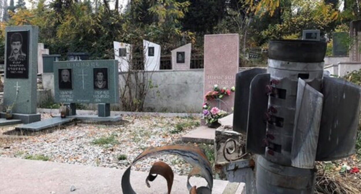 A missile stuck between the graves in the cemetery in Stepanakert in November 2020. Photo by Alvard Grigoryan for the "Caucasian Knot" A missile stuck between the graves in the cemetery in Stepanakert in November 2020. Photo by Alvard Grigoryan for the "Caucasian Knot"