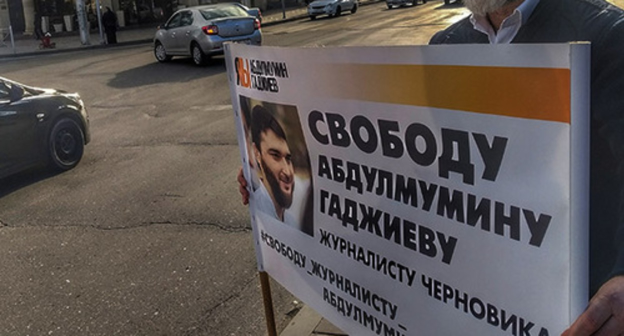 A picketer with a banner. Photo by Ilyas Kapiev for the "Caucasian Knot" A picketer with a banner. Photo by Ilyas Kapiev for the "Caucasian Knot"