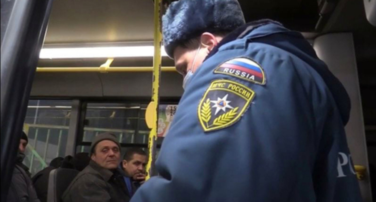 Refugees from Donbass and an officer of the Ministry for Emergencies. Photo by the press service of the Ministry for Emergencies in the Rostov Region Refugees from Donbass and an officer of the Ministry for Emergencies. Photo by the press service of the Ministry for Emergencies in the Rostov Region