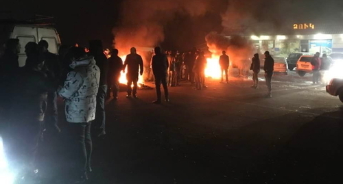 Participants of a protest action on the Yerevan - Sevan highway. Photo: Andrey Ivanov, https://www.facebook.com/photo/?fbid=10224580714977647&set=a.4016079932696 Participants of a protest action on the Yerevan - Sevan highway. Photo: Andrey Ivanov, https://www.facebook.com/photo/?fbid=10224580714977647&set=a.4016079932696