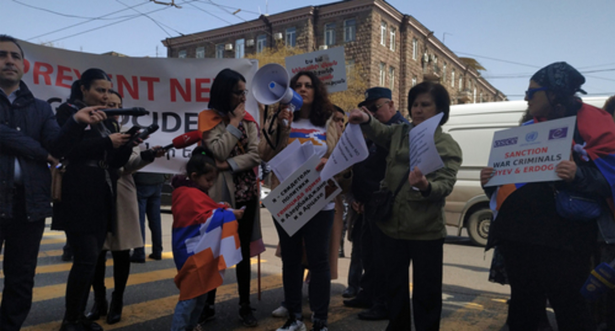 Participants of a protest action in front of a UN representative office in Yerevan. Photo by Armine Martirosyan for the Caucasian Knot Participants of a protest action in front of a UN representative office in Yerevan. Photo by Armine Martirosyan for the Caucasian Knot