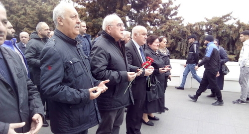 Baku residents at the obelisk to the martyrs. Photo by Kyamal Ali for the Caucasian Knot Baku residents at the obelisk to the martyrs. Photo by Kyamal Ali for the Caucasian Knot