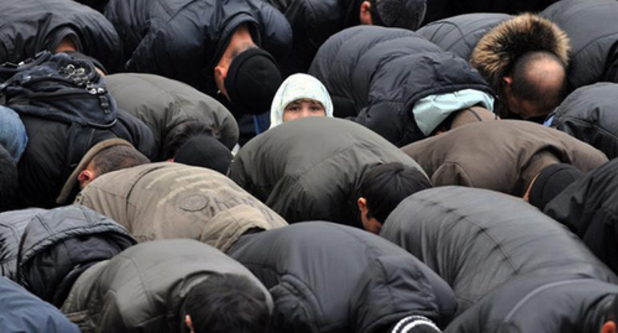 Believers praying. Photo: user Mitya Aleshkovsky, flickr.com Believers praying. Photo: user Mitya Aleshkovsky, flickr.com