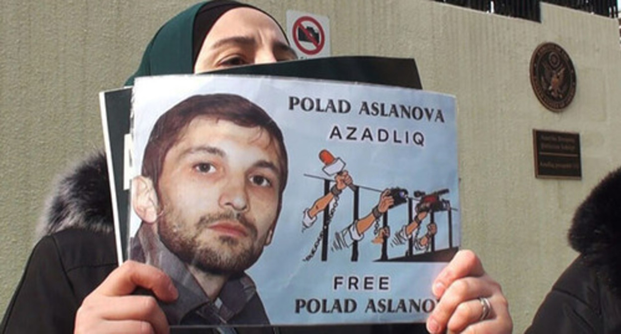 A poster with Polad Aslanov's photo. Screenshot of the video by Amerikanın Səsi https://www.youtube.com/watch?v=MeItCVwfF20 A poster with Polad Aslanov's photo. Screenshot of the video by Amerikanın Səsi https://www.youtube.com/watch?v=MeItCVwfF20