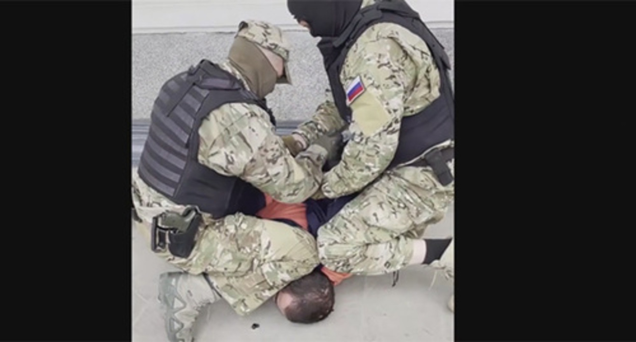 During detention. Screenshot: https://tass.ru/proisshestviya/14368751 During detention. Screenshot: https://tass.ru/proisshestviya/14368751