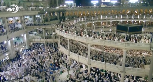 Piligrims in Mecca. Screenshot: https://www.youtube.com/watch?v=i8jZ5gBwJ00 Piligrims in Mecca. Screenshot: https://www.youtube.com/watch?v=i8jZ5gBwJ00