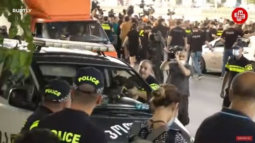 The riots at the protests against the gay parade in Tbilisi, JUly 2021. Screenshot of the video by Meydan TV https://www.youtube.com/watch?v=e3mHwNg8L-E The riots at the protests against the gay parade in Tbilisi, JUly 2021. Screenshot of the video by Meydan TV https://www.youtube.com/watch?v=e3mHwNg8L-E