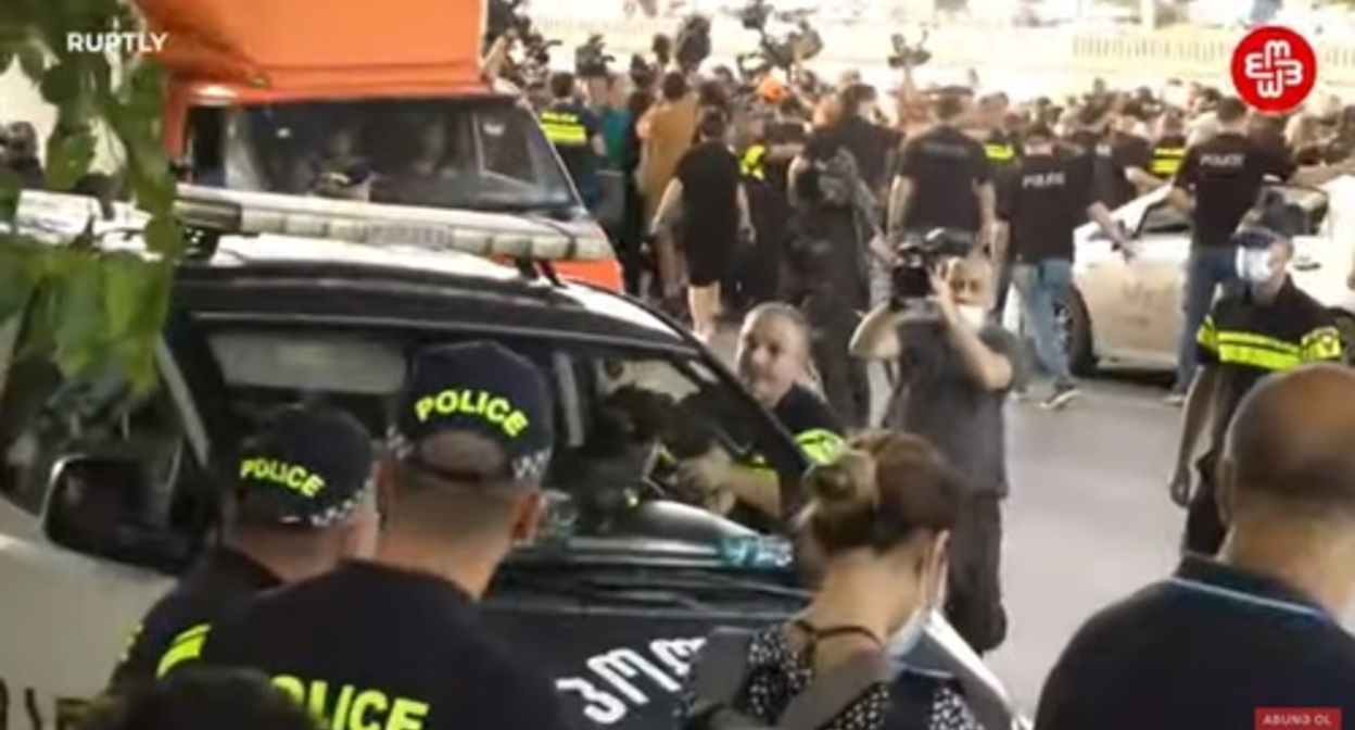 The riots at the protests against the gay parade in Tbilisi, JUly 2021. Screenshot of the video by Meydan TV https://www.youtube.com/watch?v=e3mHwNg8L-E The riots at the protests against the gay parade in Tbilisi, JUly 2021. Screenshot of the video by Meydan TV https://www.youtube.com/watch?v=e3mHwNg8L-E